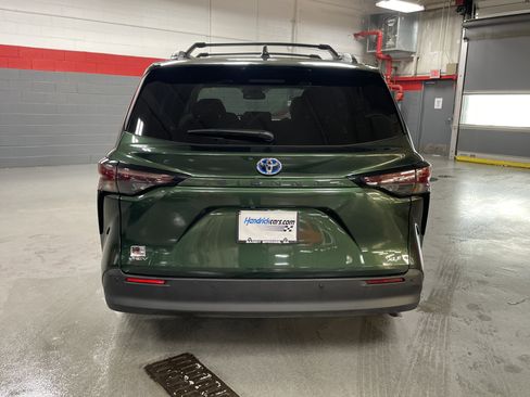 Used 2025 Toyota Sienna XLE image 9