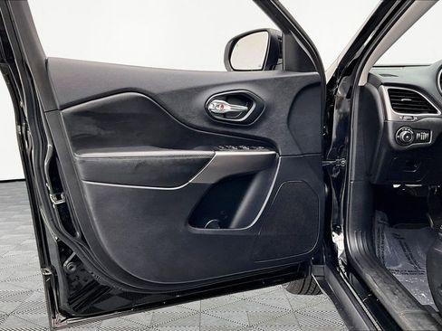 Used 2019 Jeep Cherokee Latitude Plus image 23