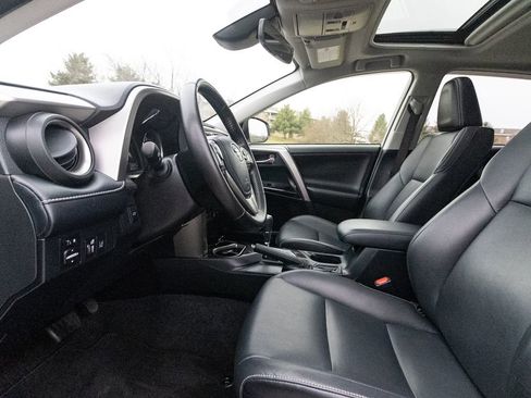 Used 2018 Toyota RAV4 Limited w/ Carpet Mat Package image 18