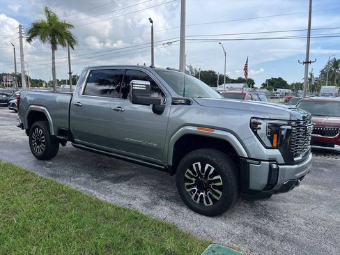 Used 2024 GMC Sierra 2500 Denali Ultimate AWD/4WD image 4