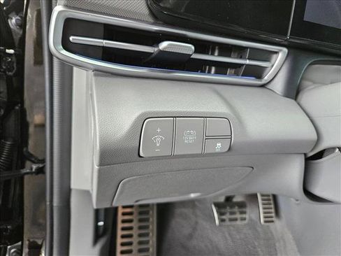 Used 2025 Hyundai Elantra SEL FWD image 28