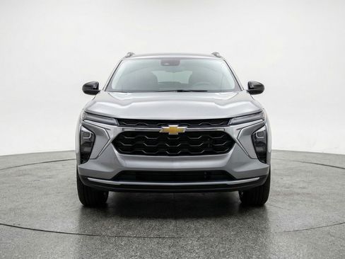 Used 2025 Chevrolet Trax LT image 2