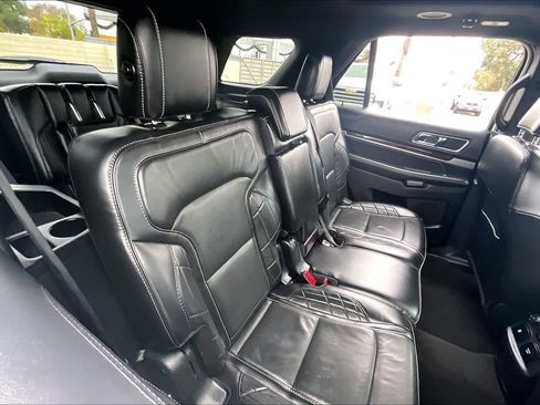 Used 2019 Ford Explorer Platinum image 28
