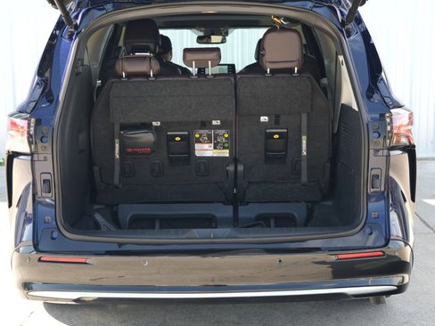 Used 2024 Toyota Sienna Platinum image 10