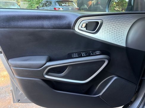 Used 2025 Kia Soul LX w/ LX Technology Package FWD image 18