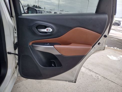 Used 2019 Jeep Cherokee Overland w/ Technology Group image 27