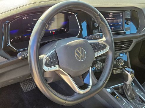Used 2024 Volkswagen Jetta SE FWD image 9