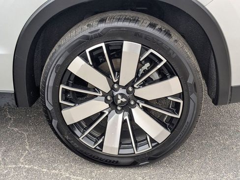 Used 2025 Mitsubishi Outlander SE image 27