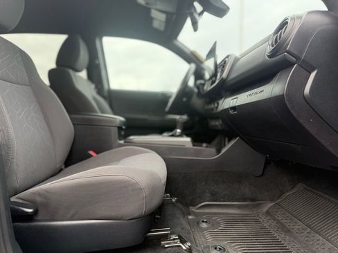 Used 2018 Toyota Tacoma TRD Sport image 21