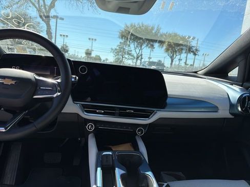 Certified 2025 Chevrolet Equinox EV LT image 11