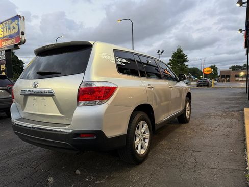 Used 2012 Toyota Highlander FWD w/ Cold Weather Pkg image 4