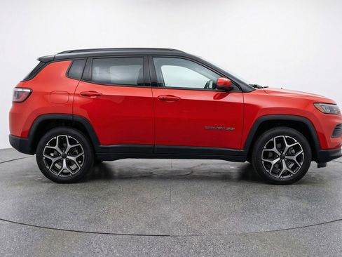 Used 2025 Jeep Compass Limited image 9