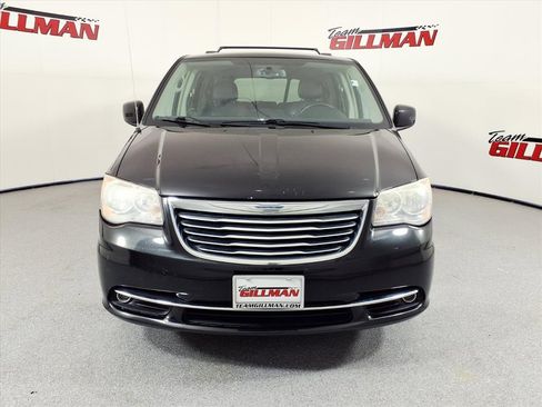Used 2014 Chrysler Town & Country Touring image 3