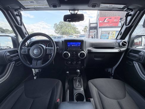 Used 2017 Jeep Wrangler Unlimited Rubicon w/ Connectivity Group AWD/4WD image 14