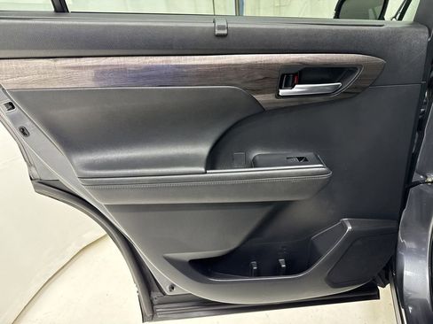 Used 2023 Toyota Highlander Limited image 17