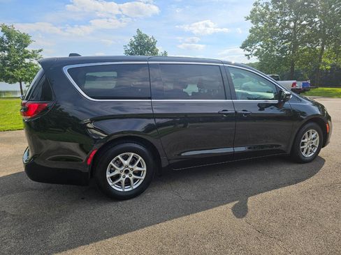 Used 2023 Chrysler Pacifica Touring-L FWD image 4