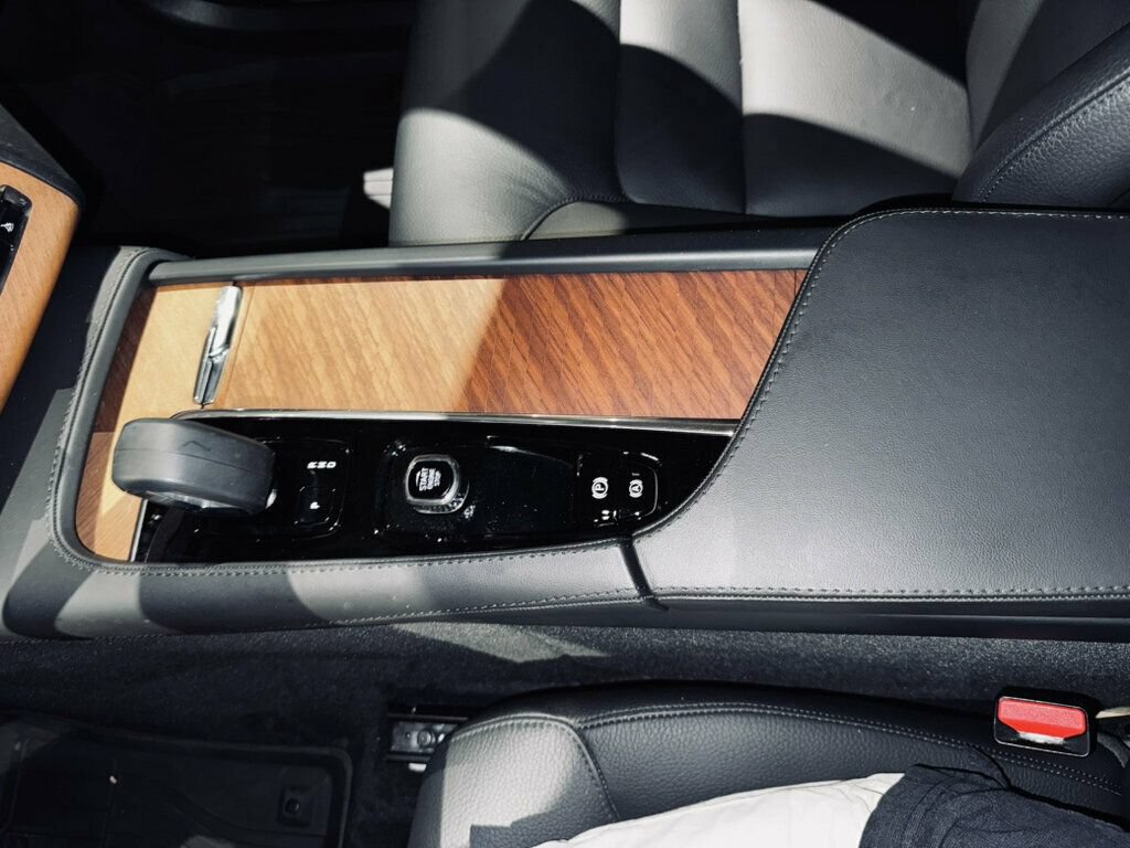 Used 2024 Volvo XC90 T8 Plus w/ Protection Package Premier AWD/4WD image 18