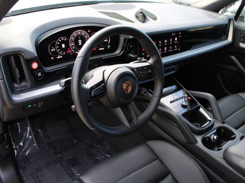 Certified 2025 Porsche Cayenne image 4
