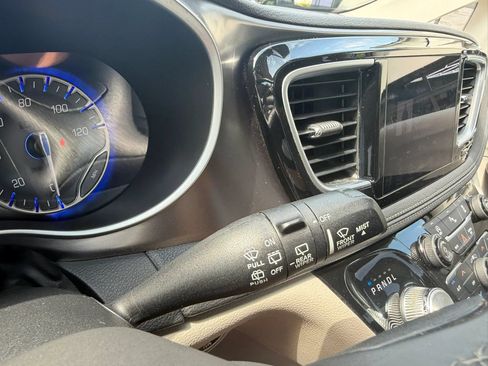 Used 2018 Chrysler Pacifica Limited FWD image 23