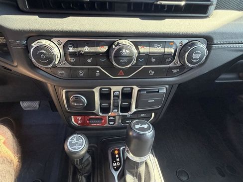Used 2025 Jeep Wrangler Unlimited Rubicon AWD/4WD image 26