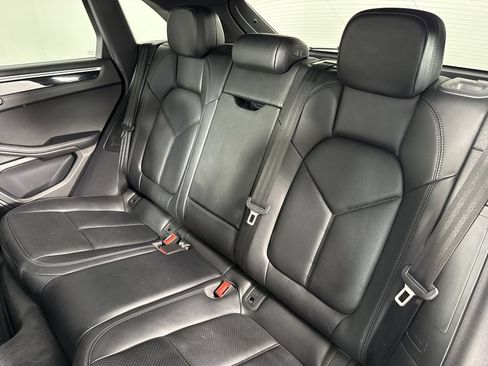 Certified 2018 Porsche Macan AWD/4WD image 22