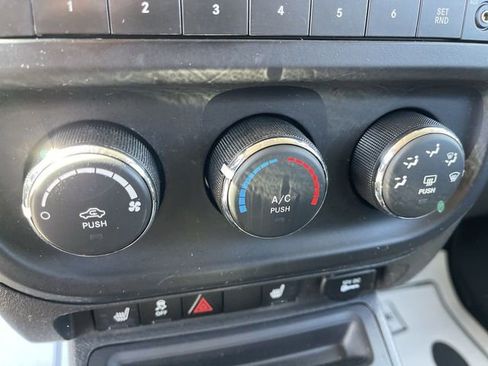 Used 2014 Jeep Patriot Latitude AWD/4WD image 17