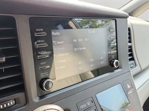 Used 2020 Toyota Sienna L image 17