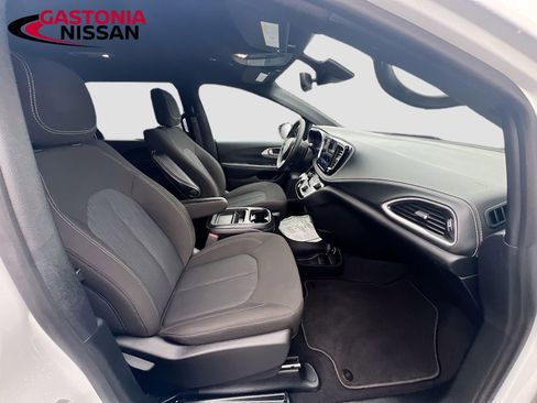 Used 2024 Chrysler Pacifica Touring image 37