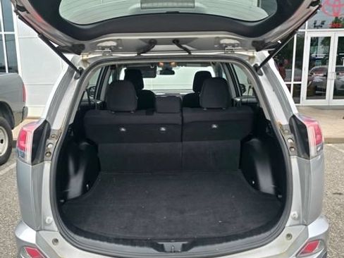 Used 2018 Toyota RAV4 LE FWD image 6