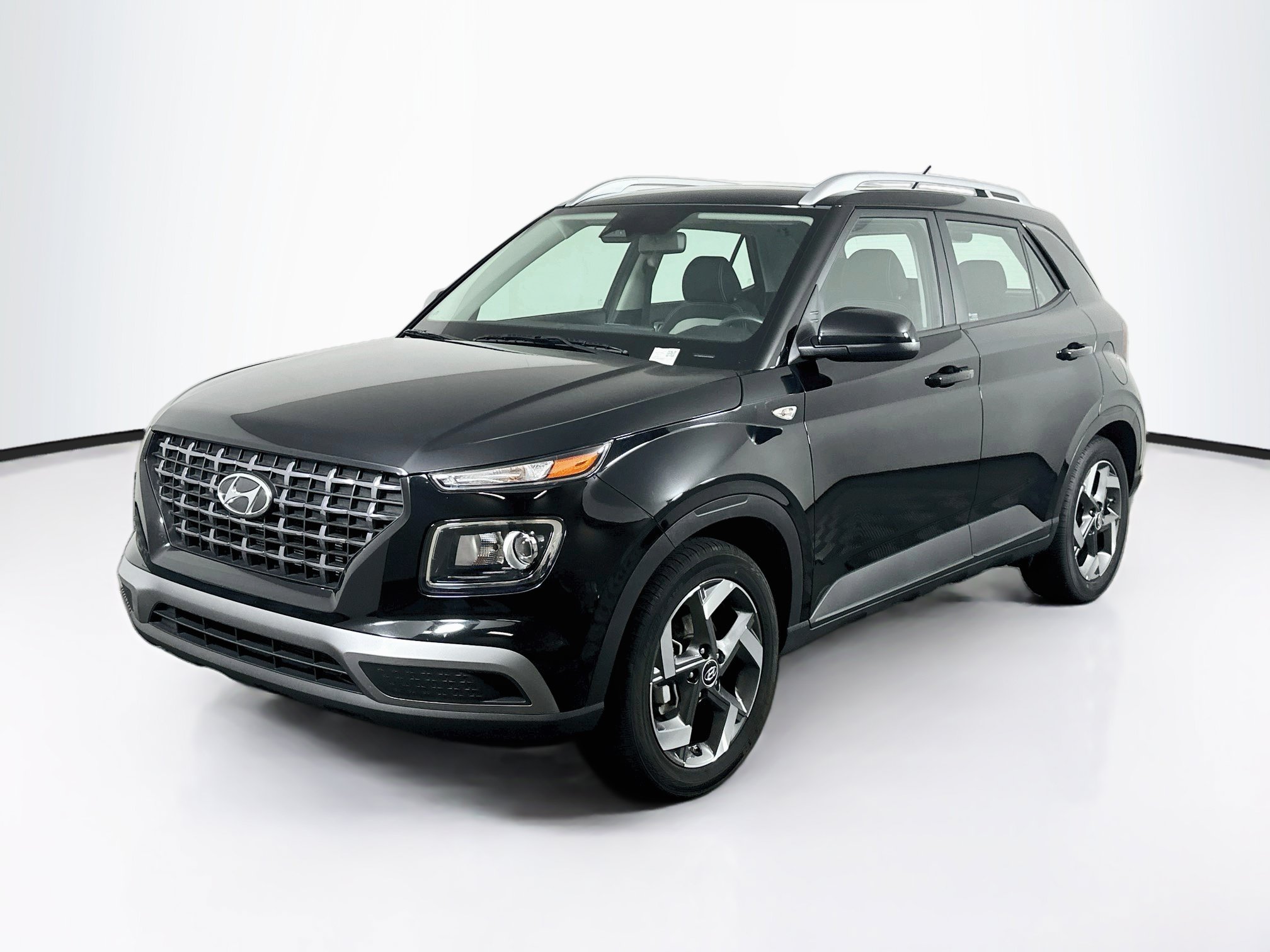 Used 2025 Hyundai Venue SEL FWD image 3