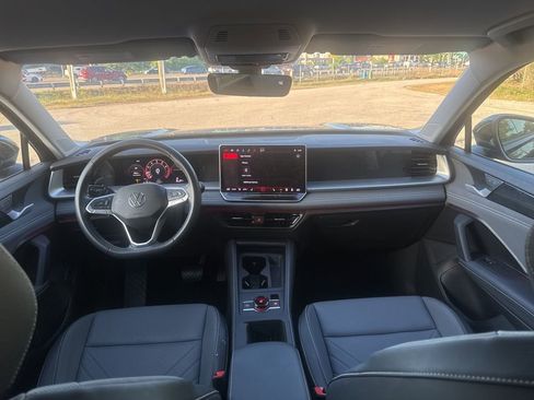 Used 2025 Volkswagen Tiguan SE FWD image 16