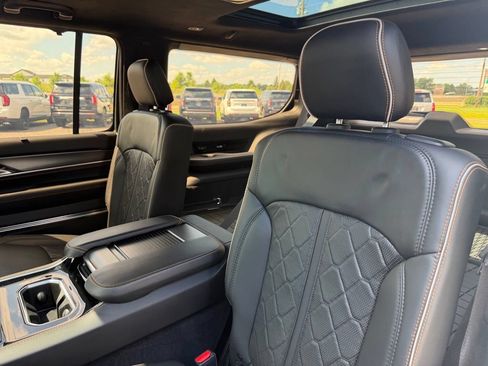 Used 2023 Jeep Grand Wagoneer Series III w/ Rear Seat Video Group 1 AWD/4WD image 24