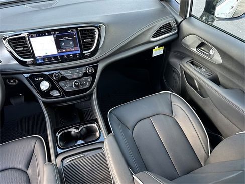 New 2026 Chrysler Pacifica Limited w/ S Appearance Package image 17