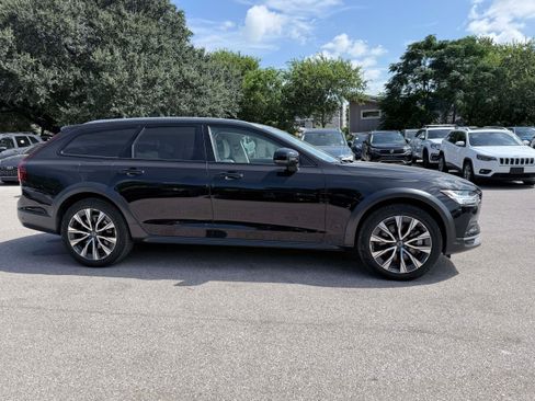 Certified 2025 Volvo V90 B6 Cross Country Plus AWD/4WD image 7