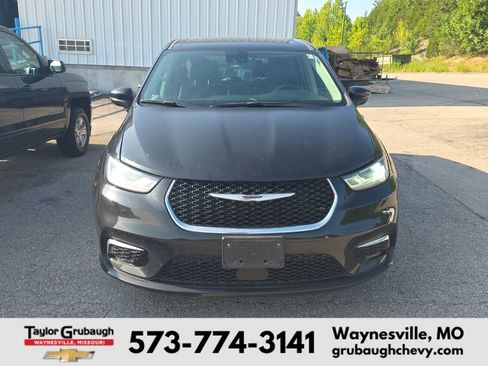 Used 2023 Chrysler Pacifica Touring-L FWD image 2