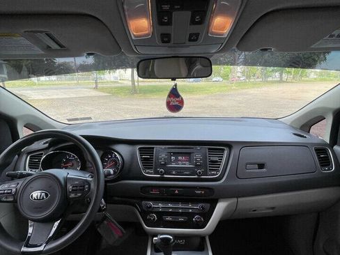 Used 2016 Kia Sedona LX w/ LX Convenience Package image 12