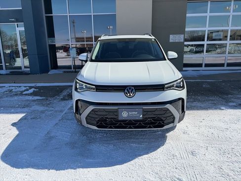 Certified 2025 Volkswagen Taos SE image 3