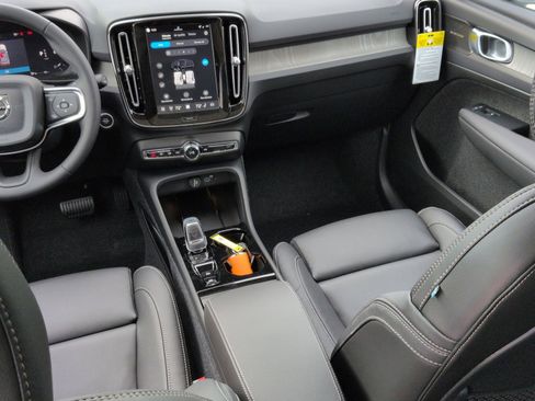 New 2026 Volvo XC40 B5 Ultra w/ Protection Package Premier image 23