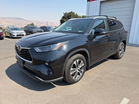 Used 2023 Toyota Highlander XLE AWD/4WD image 12