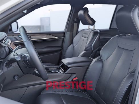 Used 2024 Jeep Grand Cherokee Overland w/ Advanced Protech Group III AWD/4WD image 31