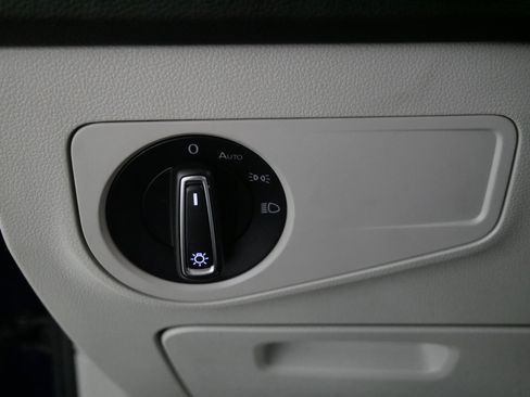 Used 2023 Volkswagen Tiguan SE w/ Panoramic Sunroof Package image 26