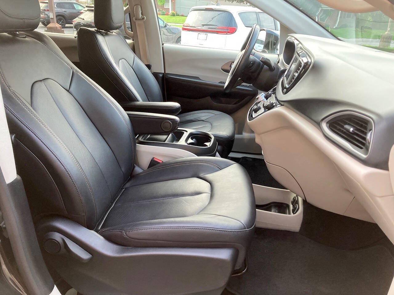Used 2020 Chrysler Pacifica Touring-L FWD image 9