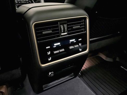 Used 2025 Porsche Cayenne Coupe image 29