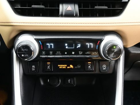 Used 2022 Toyota RAV4 XLE w/ XLE Grade Weather Package AWD/4WD image 20