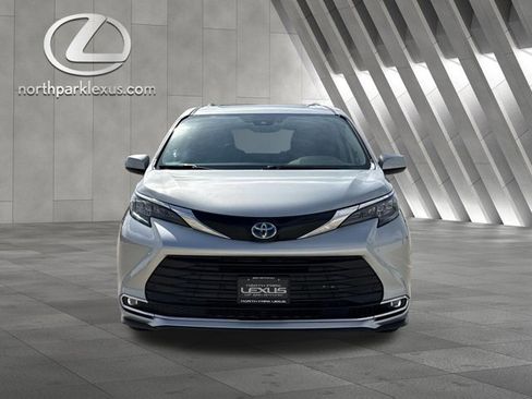 Used 2024 Toyota Sienna XLE w/ XLE Plus Package image 26