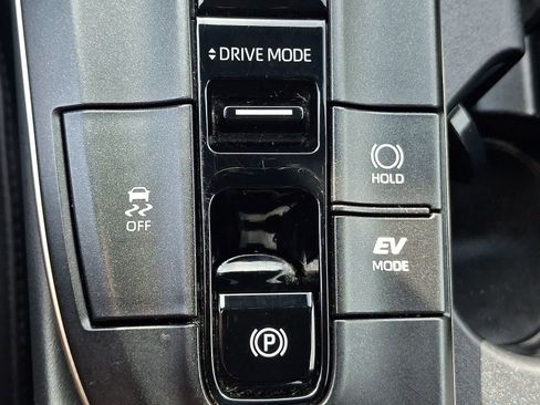 Certified 2023 Toyota Crown XLE image 27