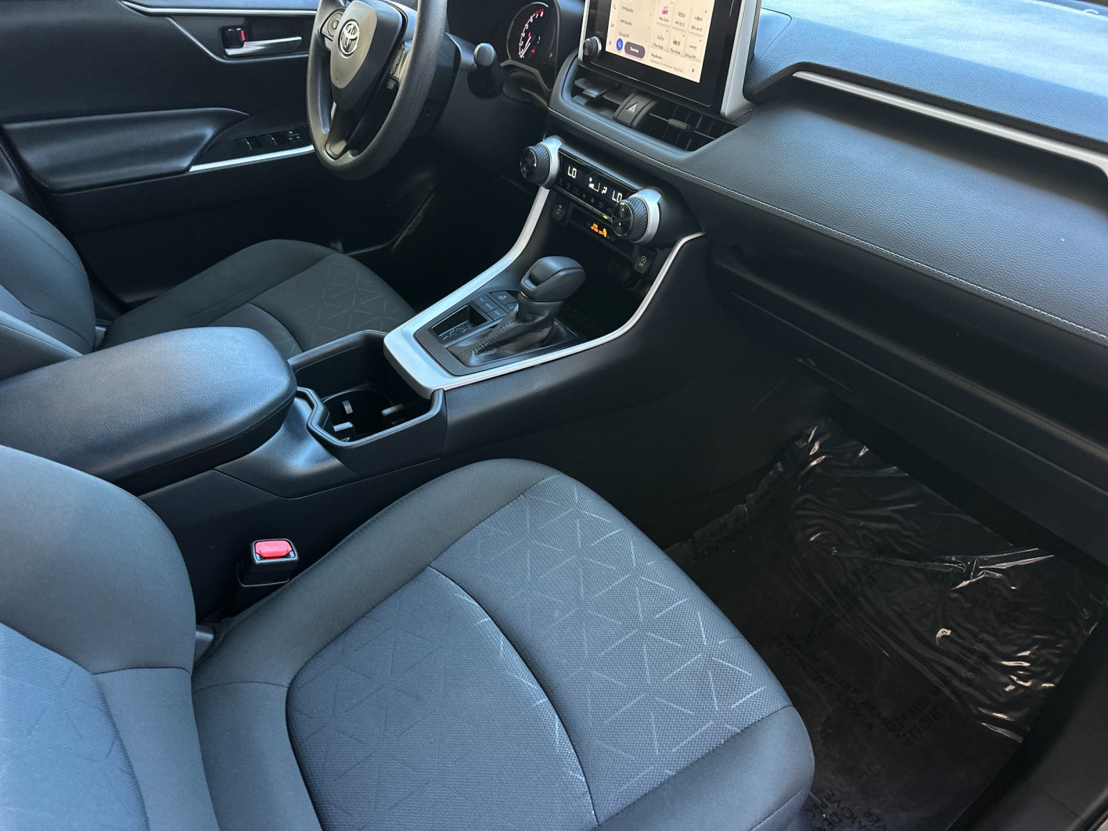 Used 2025 Toyota RAV4 XLE FWD image 15