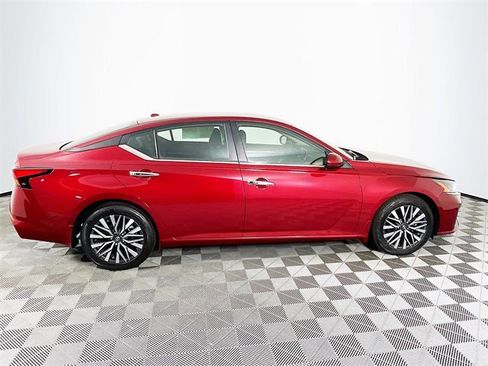 Used 2023 Nissan Altima 2.5 SV image 9