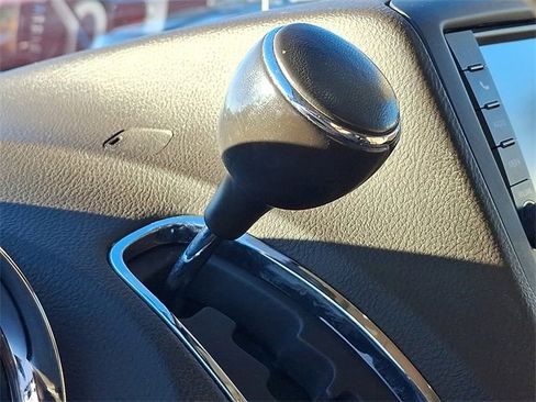 Used 2015 Chrysler Town & Country Touring image 11