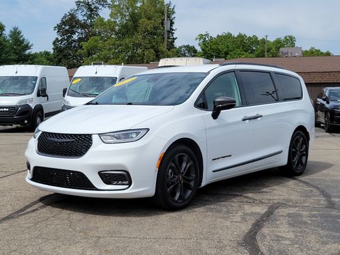 Used 2024 Chrysler Pacifica Touring-L w/ Uconnect Theater Family Group FWD image 2
